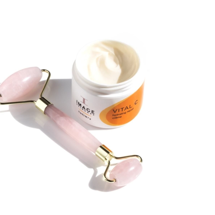 Масажен ролер от розов кварц - IMAGE Skincare - Image 3