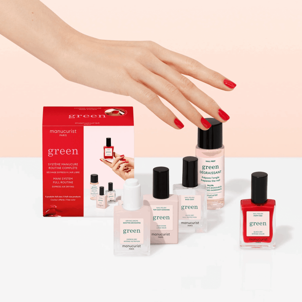 Стартов комплект Green Poppy Red Manucurist, lifestyle снимка с маникюр в цвят Poppy Red