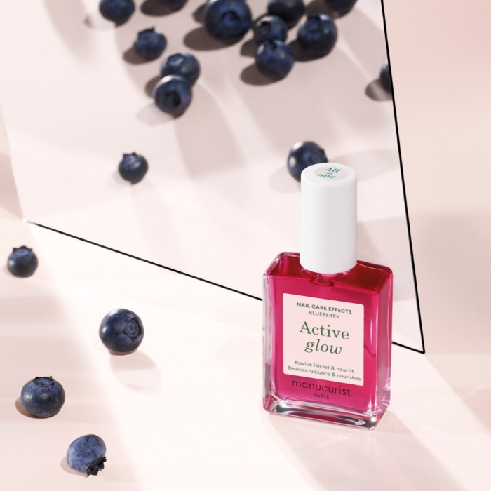 Active Glow Blueberry Manucurist приложение върху нокти