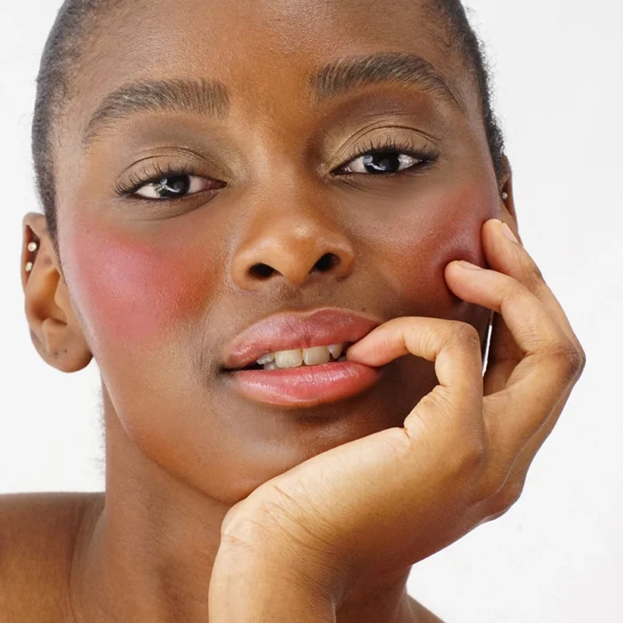 Течен руж Blush Bomb ZAO Organic Framberry върху лице