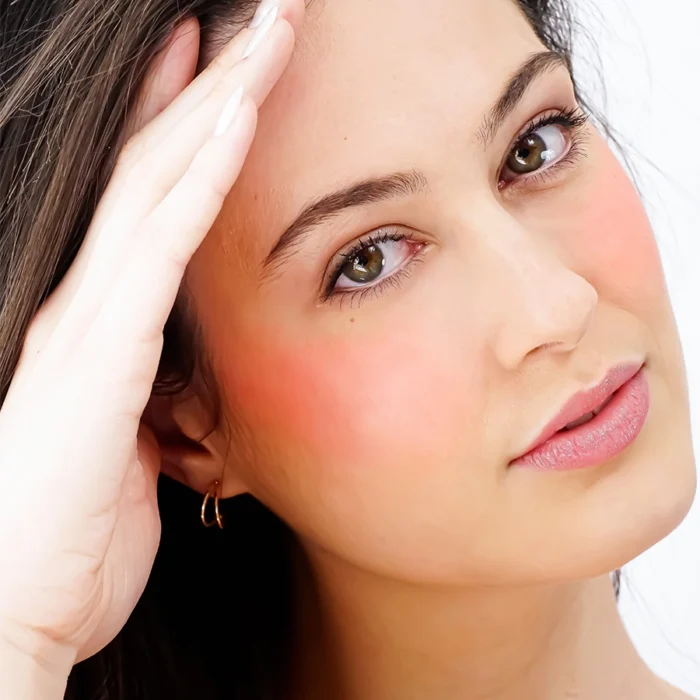 Течен руж Blush Bomb ZAO Organic Peach Sorbet върху лице