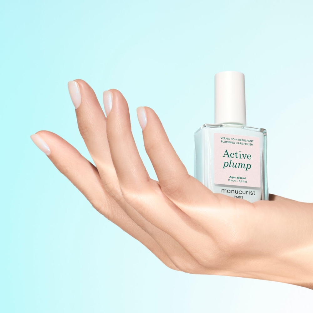 Флакон грижа за ноктите Active Plump Aqua Glazed Manucurist в ръка